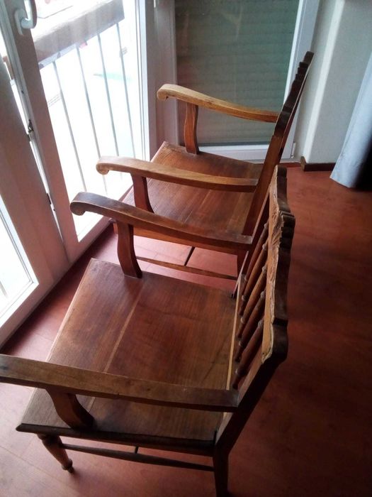 Mesa de cabeceira antiga e cadeiroes