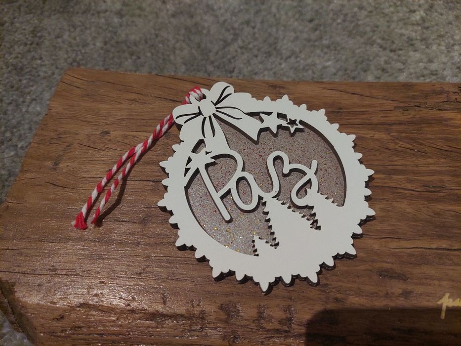 Bola de natal com fundo prateado