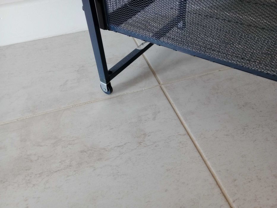 Mesa de apoio metálica preta