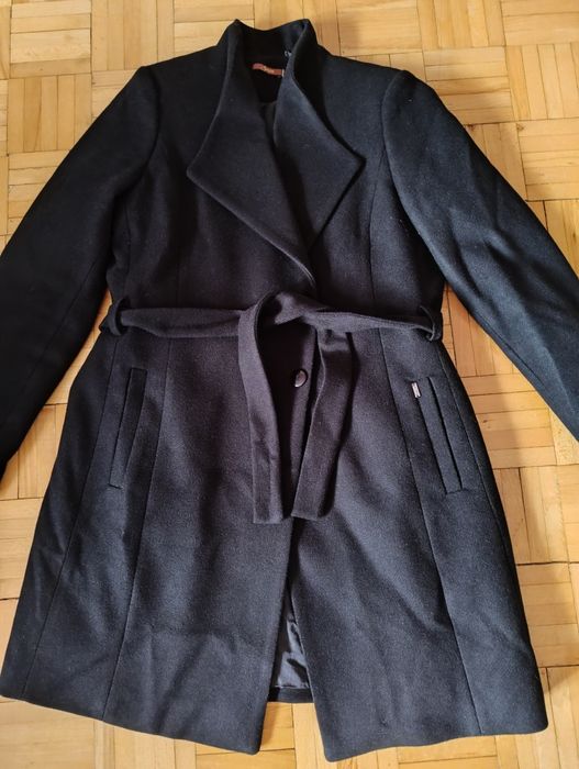 Płaszcz czarny z paskiem 38