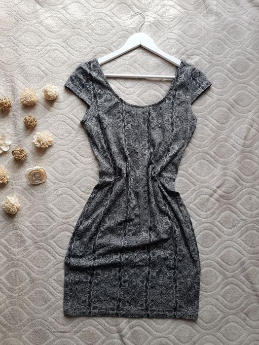 Reserved mini sukienka M/38 z wzorem biało-czarna dopasowana bodycon na wiosne lato na codzień z rękawkiem bawełniana