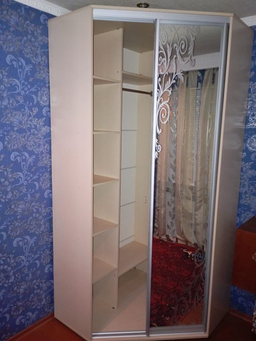 Продам кутову шафу-купе
Продається кутова шафа в дуже