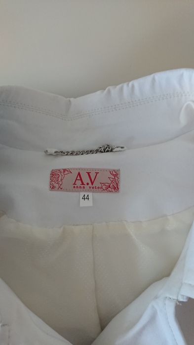 Гарний новий білий тренч.