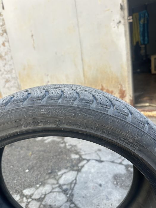 Резина Nokian 235 40 18 зима