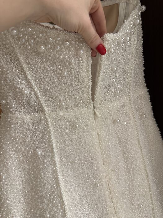 Sukienka od Eweliny Dec, perłowa z rekawkami