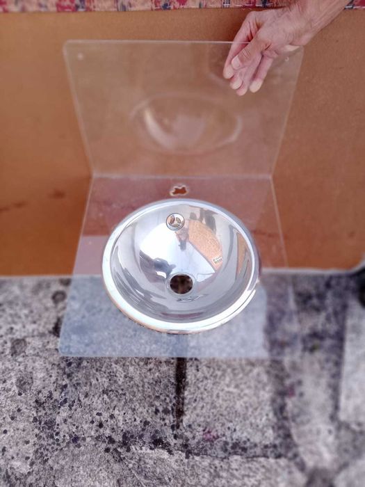 Lavatório em acrílico e inox