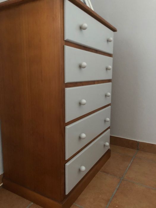 Cómoda em madeira de pinho