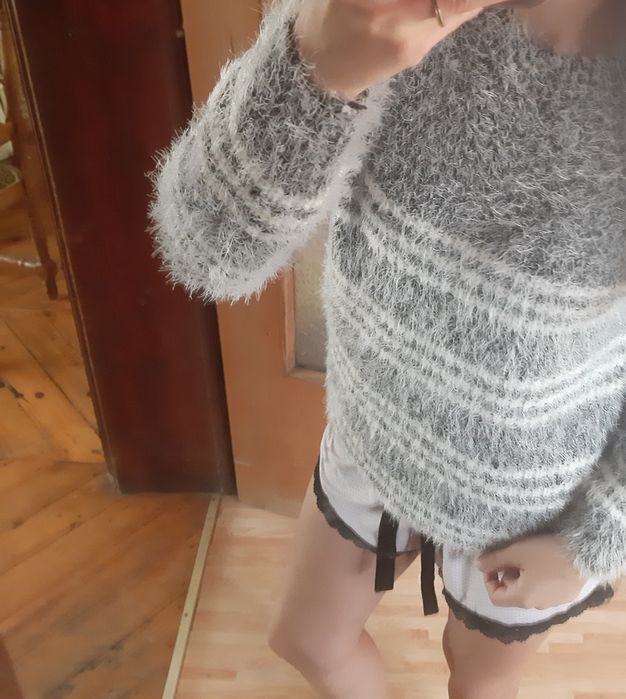 Sweterek z miękkiego materiału