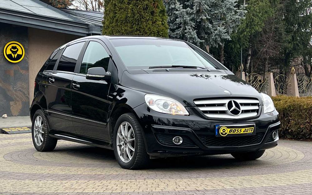 ID: 51020

Шукаєте надійний автомобіль для щоденних поїздок? Цей хетчбек Mercedes‑B 170 2009 року випуску може стати саме тим, що вам потрібно. Це елегантний чорний автомобіль, який вже проїхав 142 000 км, але все ще працює безперебійно на 1,7-літровому бензиновому двигуні. Автоматична коробка передач і передній привід роблять його легким в управлінні на міських вулицях або під час довгих поїздок. У салоні ви знайдете повний набір зручностей: цифровий дисплей, клімат-контроль, підігрів сидінь і дзеркал, а також комп'ютер, який інформує вас про все. Багатофункціональне кермо дозволяє регулювати налаштування, не відволікаючись від дороги. Парктронік і підйомники вікон допомагають у вузьких місцях і роблять життя трохи зручнішим. Функції безпеки включають ABS, ESP, подушки безпеки, центральний замок, блокування задніх дверей і датчик тиску в шинах — тож ви будете в безпеці з моменту виїзду на дорогу. Автомобіль комфортно вміщує п'ятьох, що робить його практичним вибором для сімей або друзів. Якщо ви шукаєте надійний, добре обладнаний хетчбек, готовий до подорожей, спробуйте Mercedes B-170 вже сьогодні.