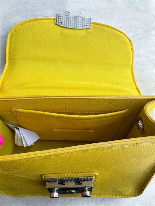 Żółta torebka listonoszka na łańcuszku Reserved jak Furla Metropolis