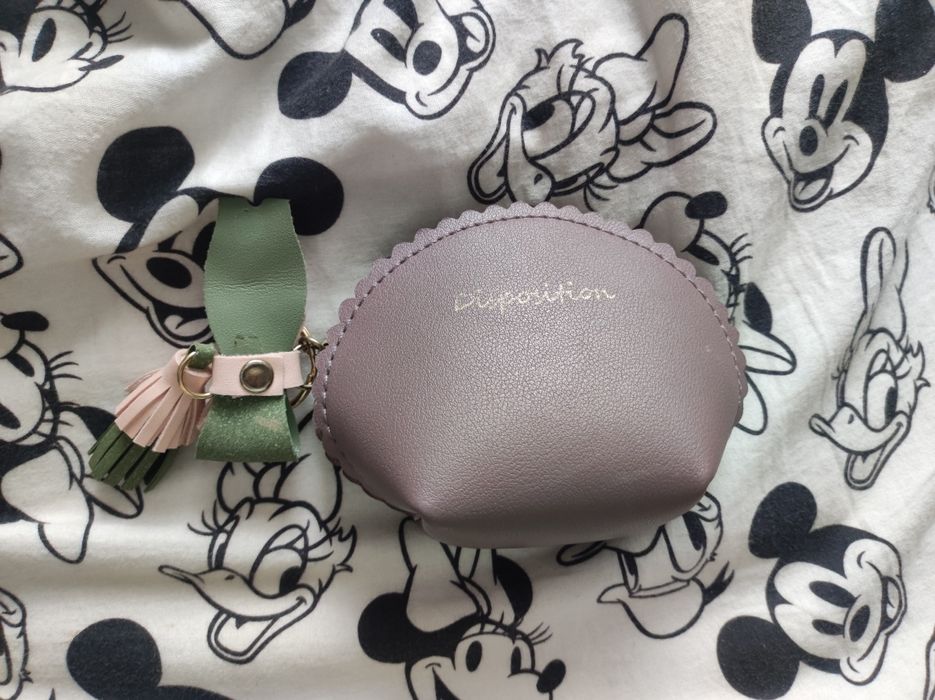 Brązowa mała portmonetka z breloczkiem