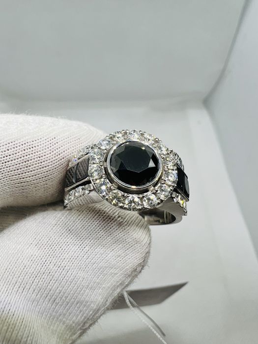 Золота унісекс каблучка перстень з білими та чорними діамантами.