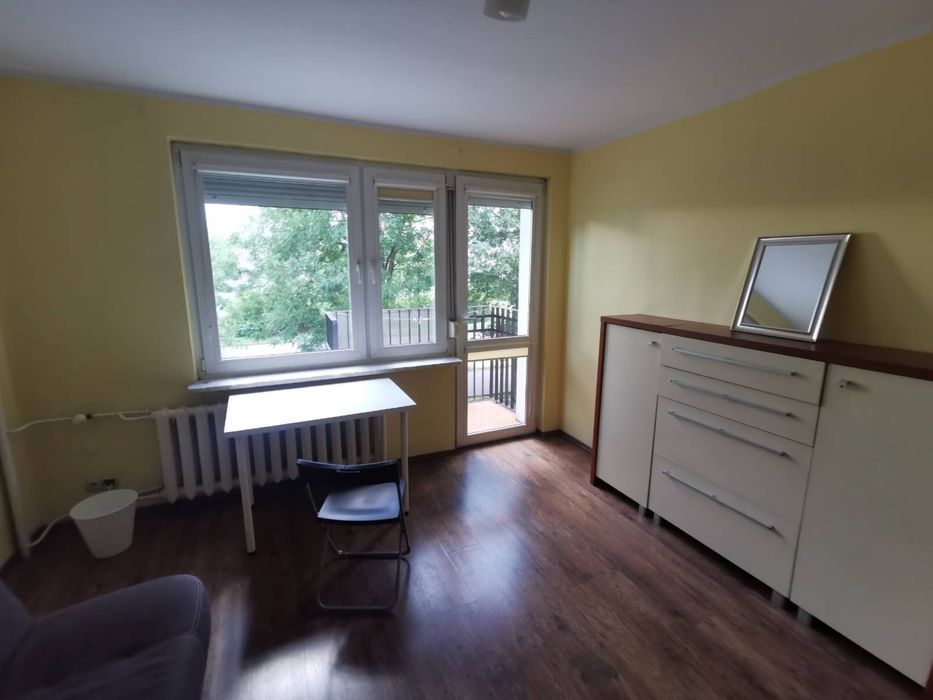 Pokoj z balkonem w mieszkaniu studenckim.