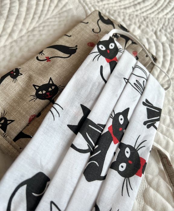 Dwie materiałowe maseczki ochronne ze wzorem w koty