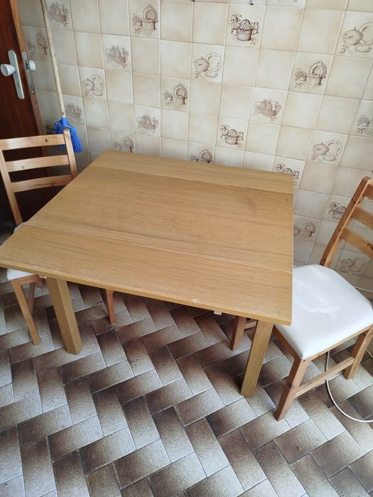 Mesa de cozinha 0,90x 0,50 extensivel 0,90x 0,90 com 2 cadeiras