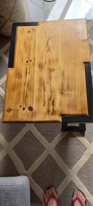 Mesa de centro e dois candeeiros