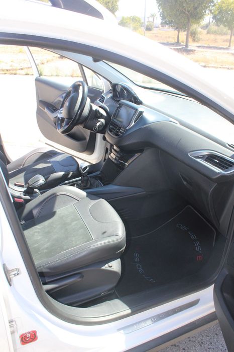 Peugeot 2008 1.6 HDI Allure com Teto Panorâmico