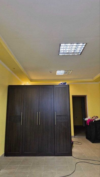 Продаж комерційного приміщення в першій лінії від центральної дороги.