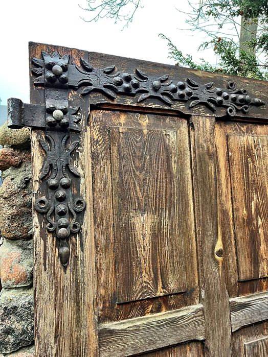 Drewniane drzwi garażowe[brama] z pięknymi okuciami + drzwi wejściowe