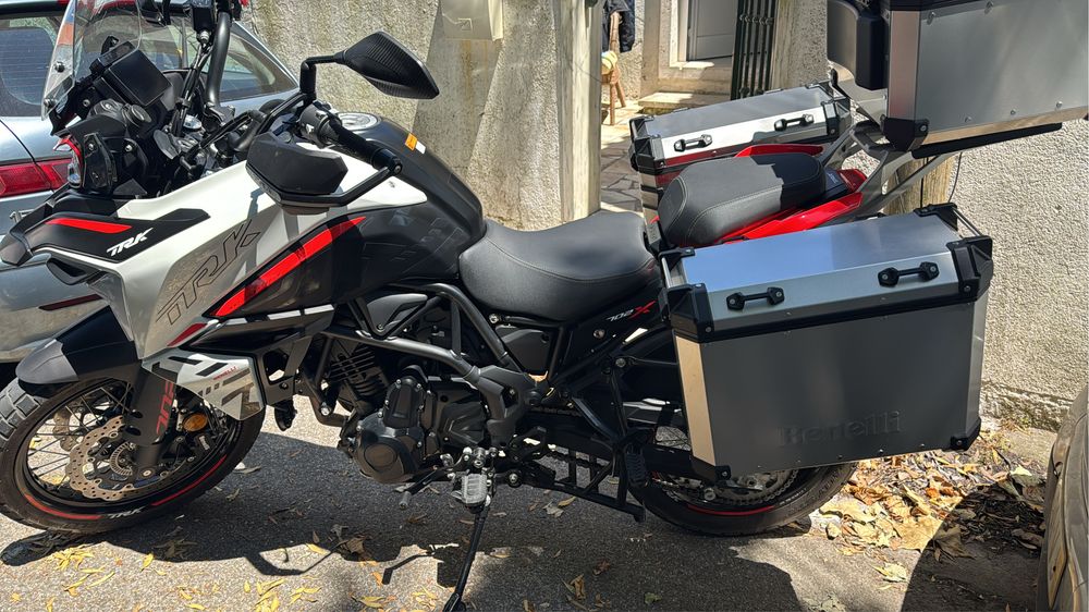 Trk 702x semi nova , conta com 8400km