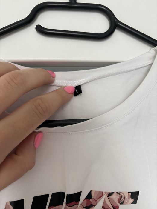 Biała koszulka z kwiatowym logo Nike L