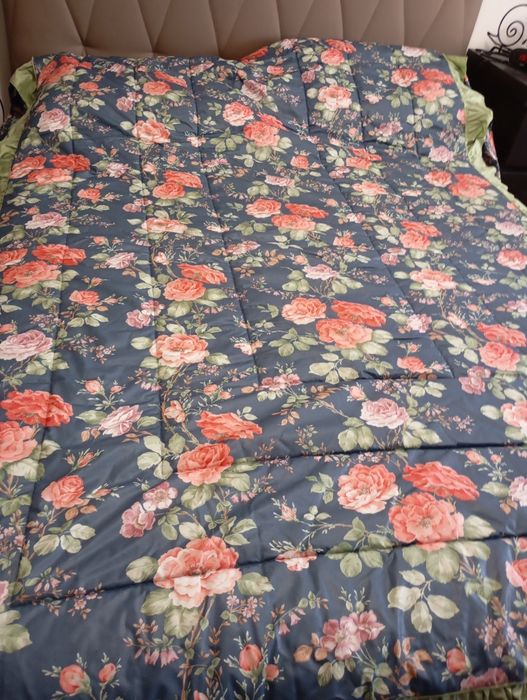 Colcha de casal com almofadas, travesseiros e camilhas. Oferta sanefa