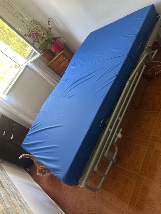 Cama articulada 105x200, colchão viscoelástico, grades de proteção