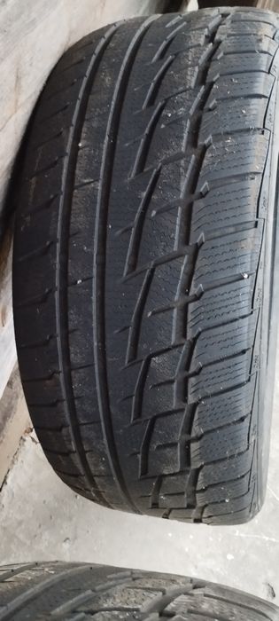 Шини  275/40 R20