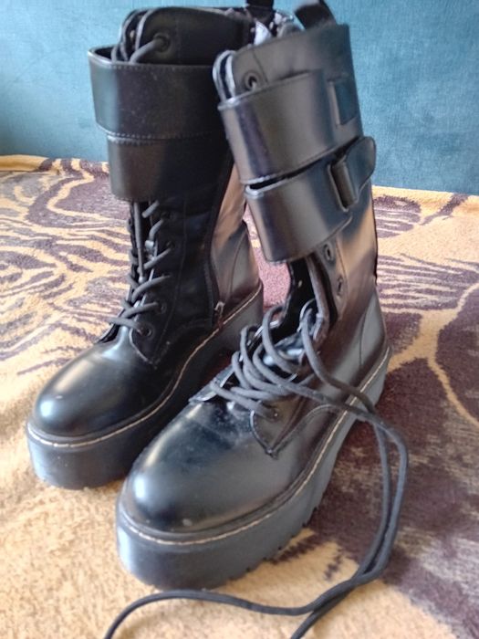 Buty czarne na wysokiej podeszwie