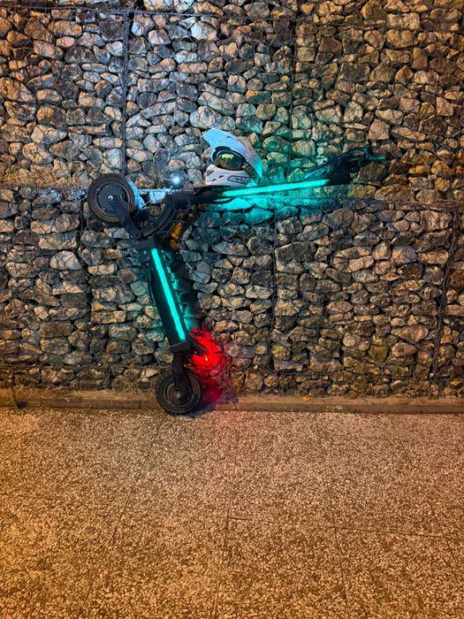velocidade de 100 km/h e autonomia de 85 km.