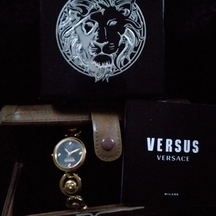 Продаю часи Versace жiночi