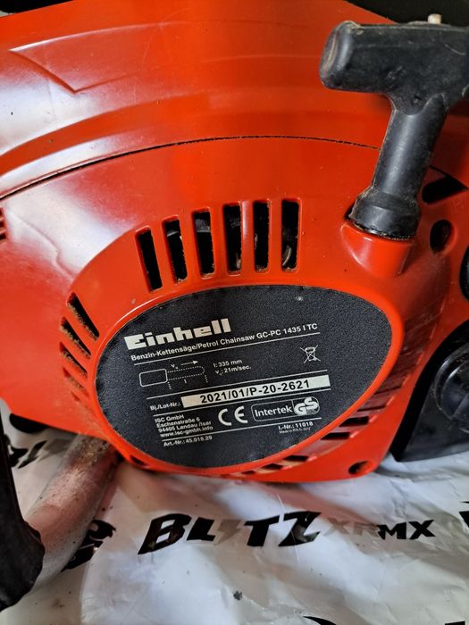 Motosserra  com poucas horas de trabalho.