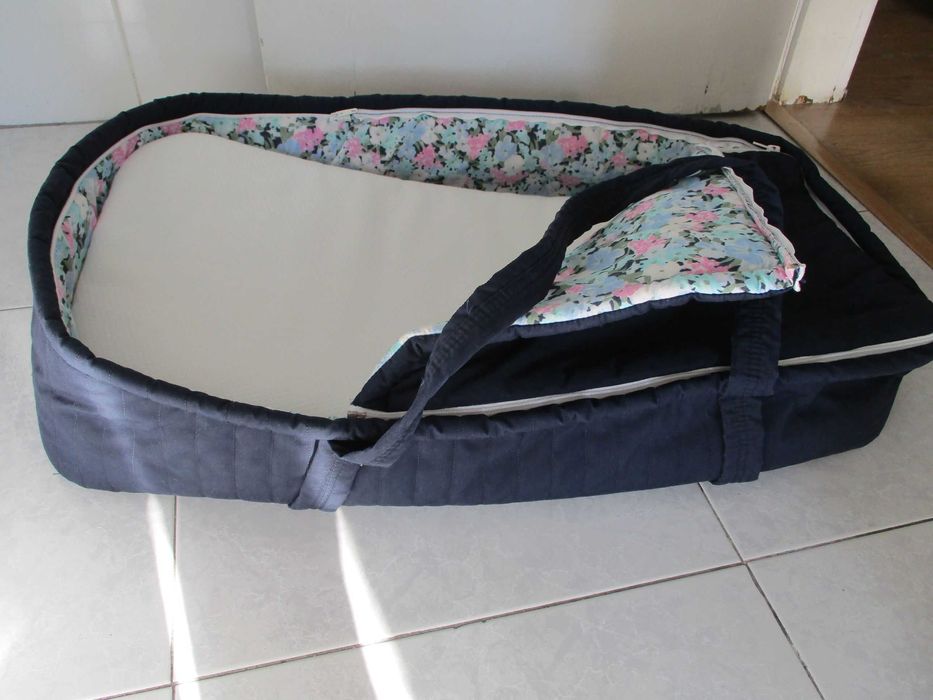 Alcofa berço p/ bebé 74cm x 35 cm, azul escuro, c/ alças e 2 colchões