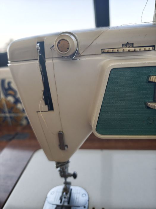 Máquina de costura Singer com móvel incluído