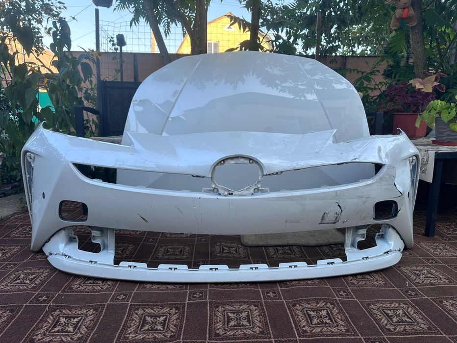 Капот та бампер на Toyota Prius