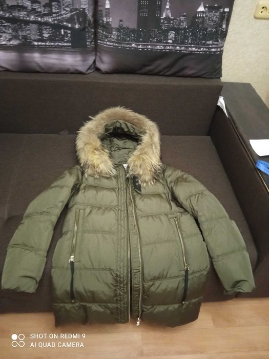 Пуховик женский  оливкового цвета с натуральным  мехом