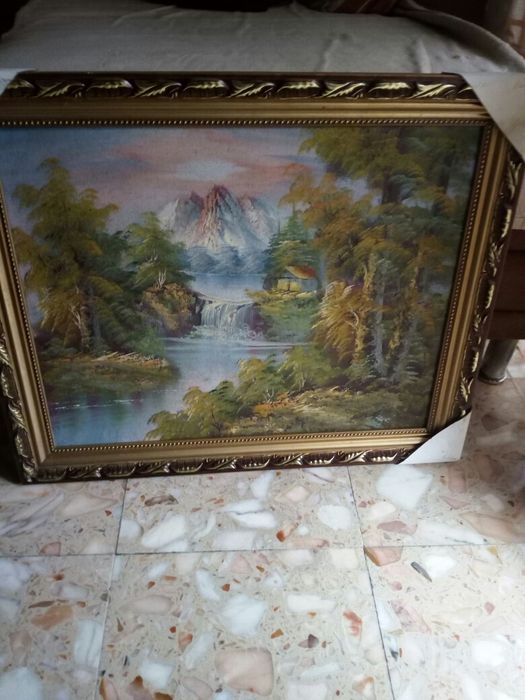 Quadro com moldura dourada