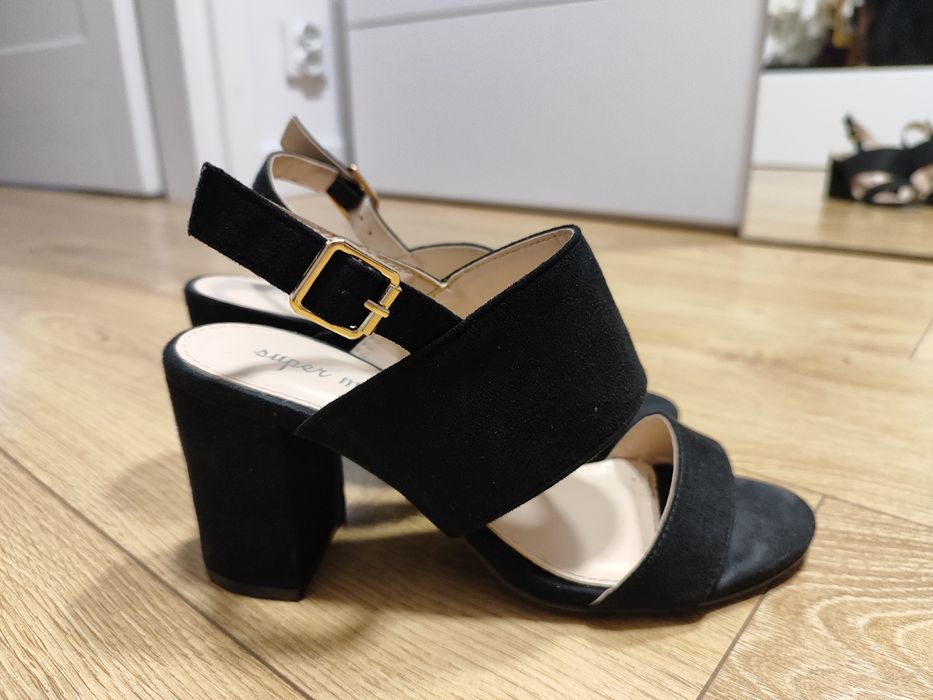 Sandały na obcasie rozmiar 36 czarne zamszowe