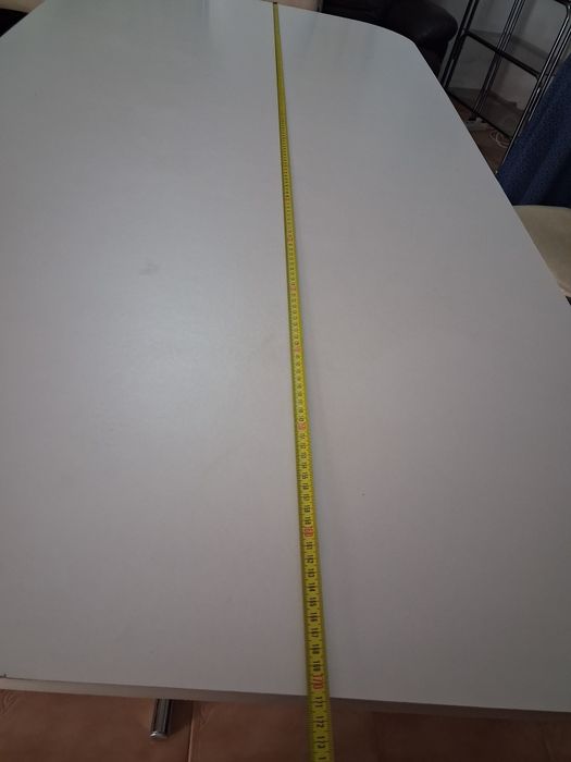 Mesa de cozinha branca com pés em metal