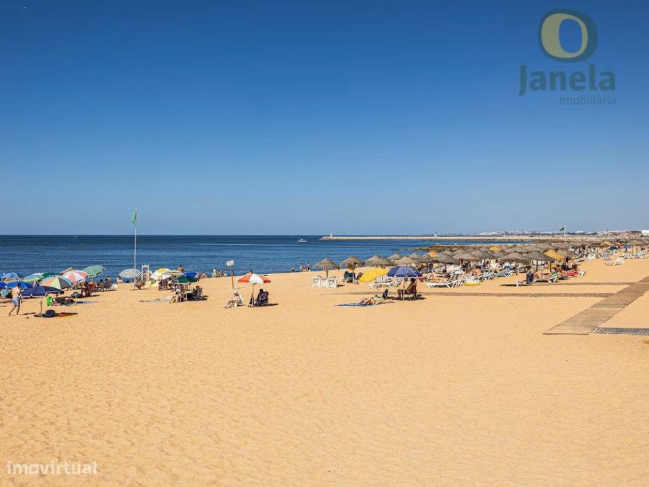 T2 renovado em Quarteira junto ao calçadão