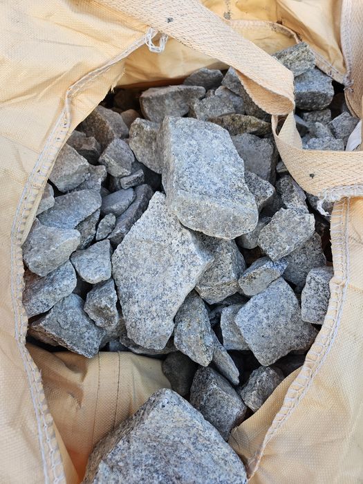 Kostka granitowa, gabiony, kamień nieregularny.