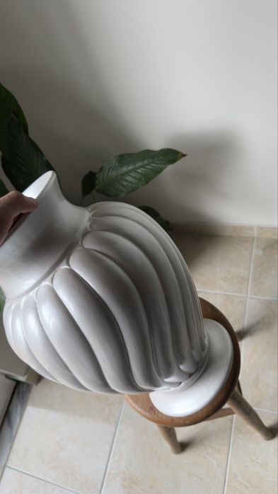 Jarra com relevo elegante