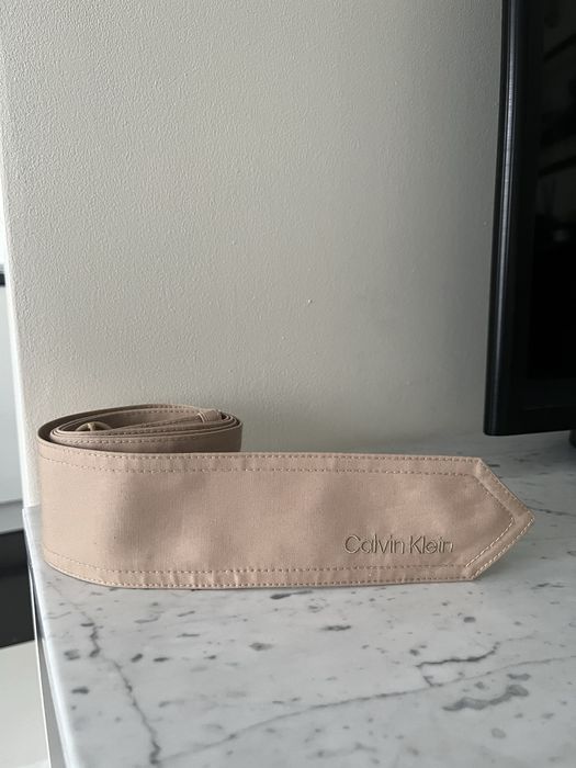Calvin Klein Nowy beżowy materiałowy szeroki pasek damski/unisex 140cm