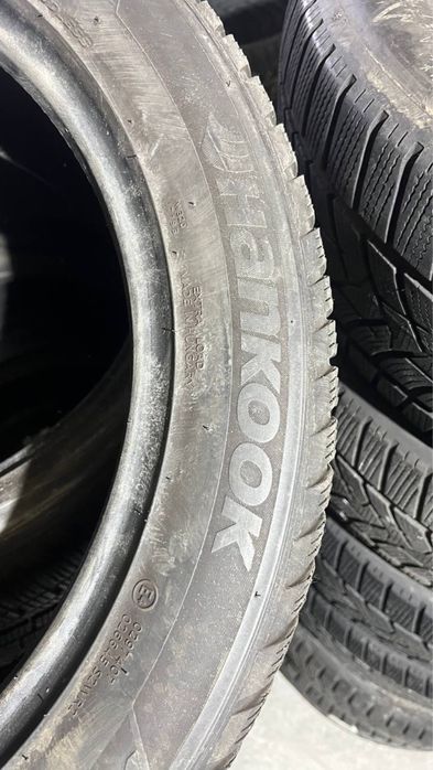 Пара зимової гуми 235/50/19