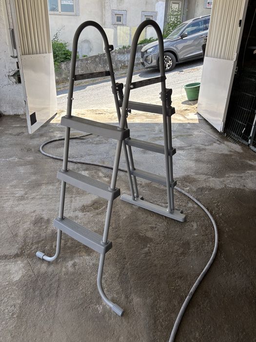 Escada de piscina cinzenta BESTWAY