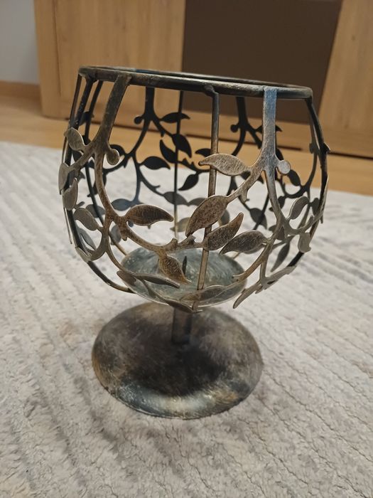 Elegancki, metalowy świecznik