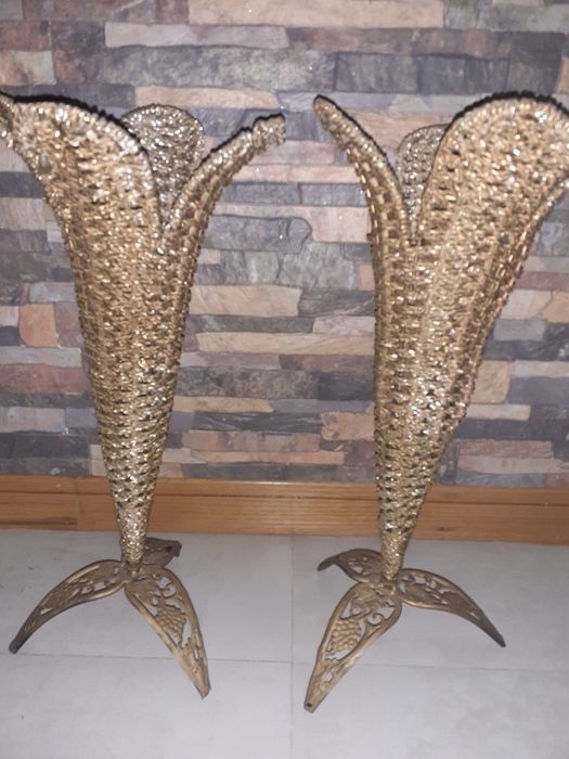 Decoração 2 jarras em verga douradas
