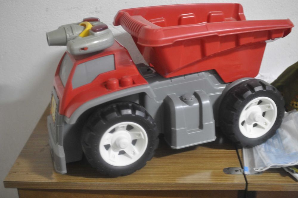 camiao gigante marca Mega Block mais saco de peças (70) Mega Block