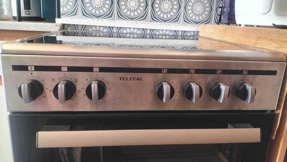 Fogão vitrocerâmico com forno elétrico Telefac