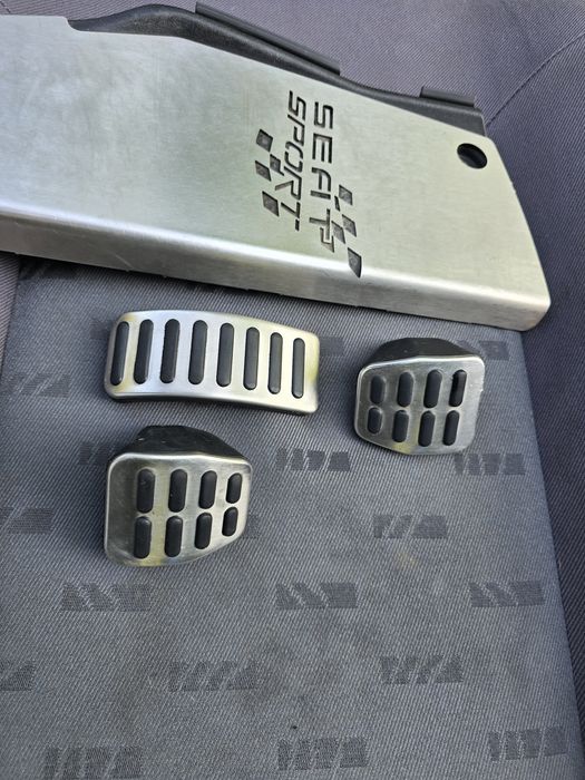 Seat Leon 1m podstopnica z nakładkami na pedały